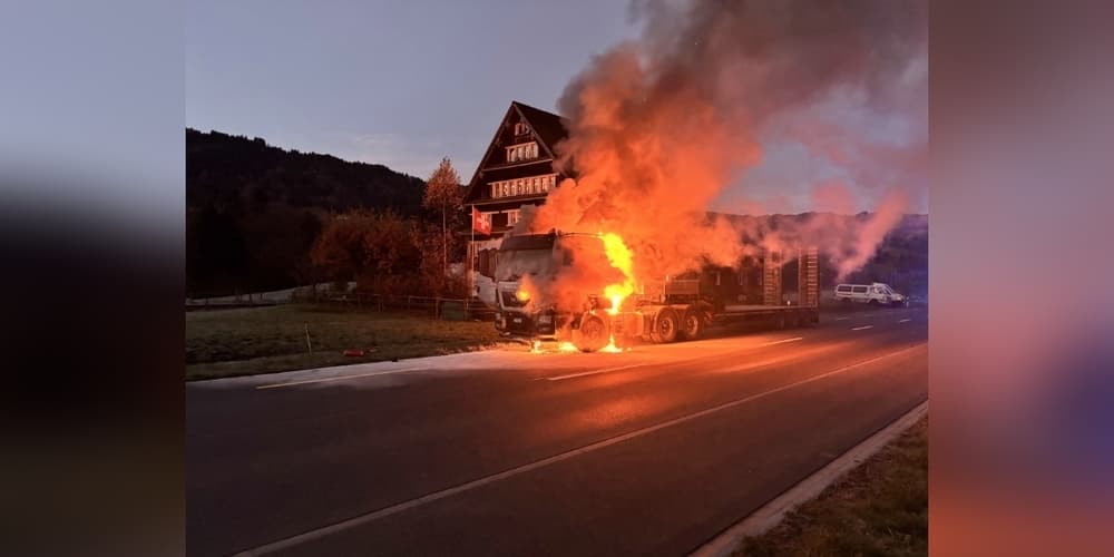 Lastwagen in Vollbrand geraten